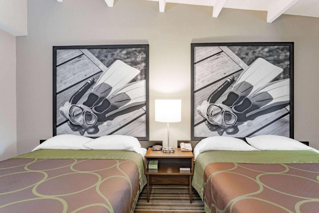 Postel nebo postele na pokoji v ubytování Super 8 by Wyndham Melbourne