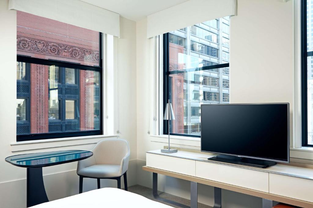 TV a/nebo společenská místnost v ubytování Hyatt Centric The Loop Chicago