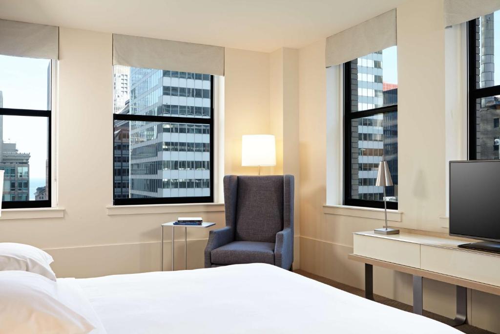 Postel nebo postele na pokoji v ubytování Hyatt Centric The Loop Chicago