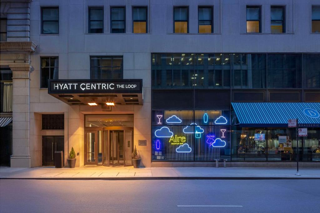 un edificio con una señal para una tienda centrada en el corazón en Hyatt Centric The Loop Chicago, en Chicago