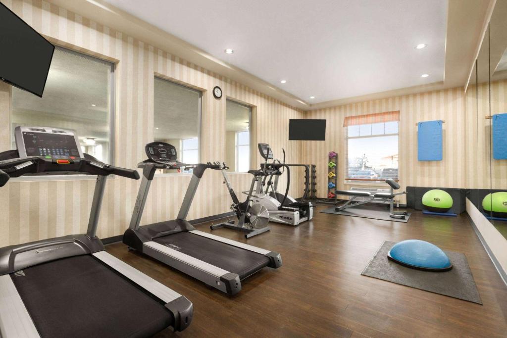 Fitness centrum a/nebo fitness zařízení v ubytování Days Inn & Suites by Wyndham Edmonton Airport