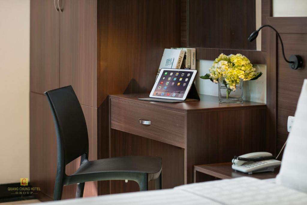 Postel nebo postele na pokoji v ubytování Nhan Hoa Hotel