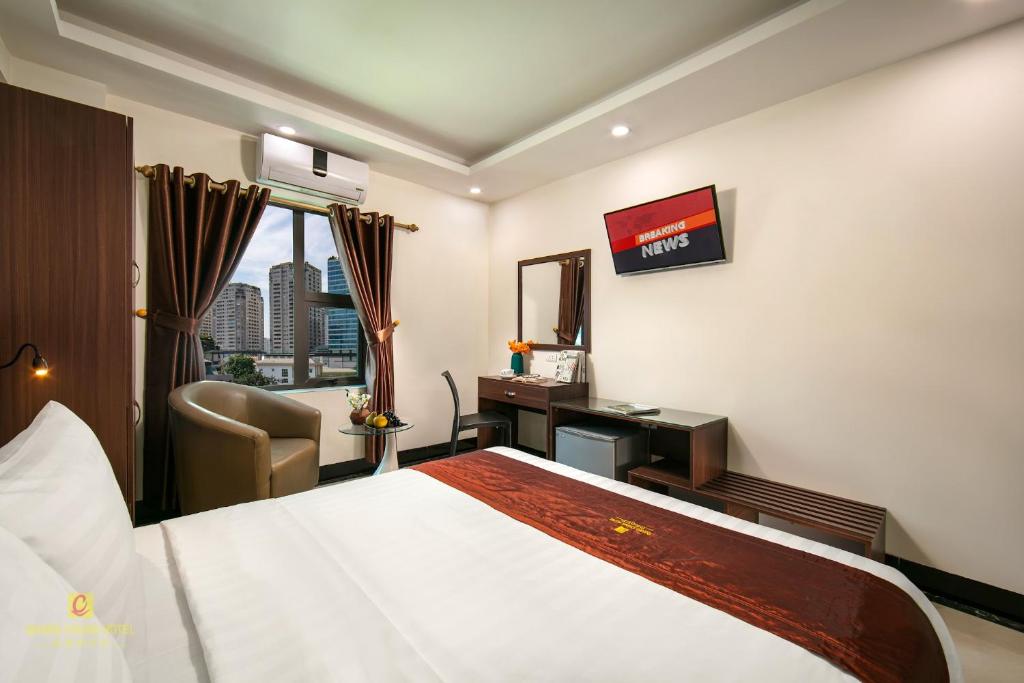 Postel nebo postele na pokoji v ubytování Nhan Hoa Hotel