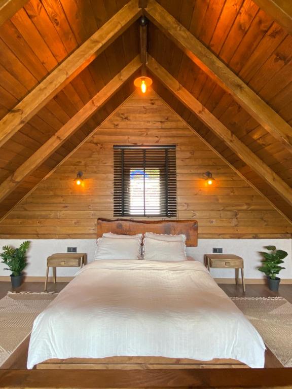 een slaapkamer met een groot bed op zolder bij Lavinya Suit Bungalov in Rize