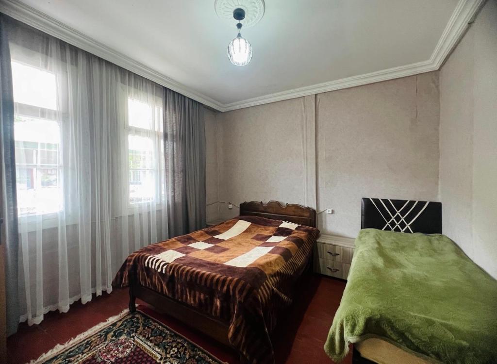 1 dormitorio con cama y ventana en Agro Guest House Tsiskari in Machakhela en Khelvach'auri