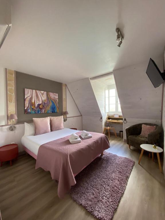 MarquayにあるHôtel Bien-Être Aux Cyprès de Marquayのベッドルーム1室(ピンクの毛布付きの大型ベッド1台付)