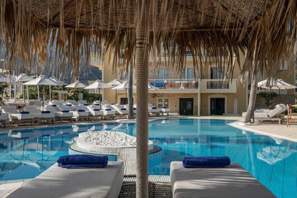 Bazén v ubytování Parthenis Beach, Suites by the Sea nebo v jeho okolí