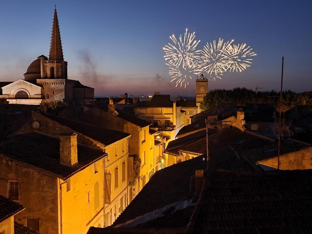 vistas a una ciudad con fuegos artificiales en el cielo en Le 9 Victor Hugo Vue sur les Toits, Loft Triplex avec terrasse, intra muros, en Saint-Rémy-de-Provence
