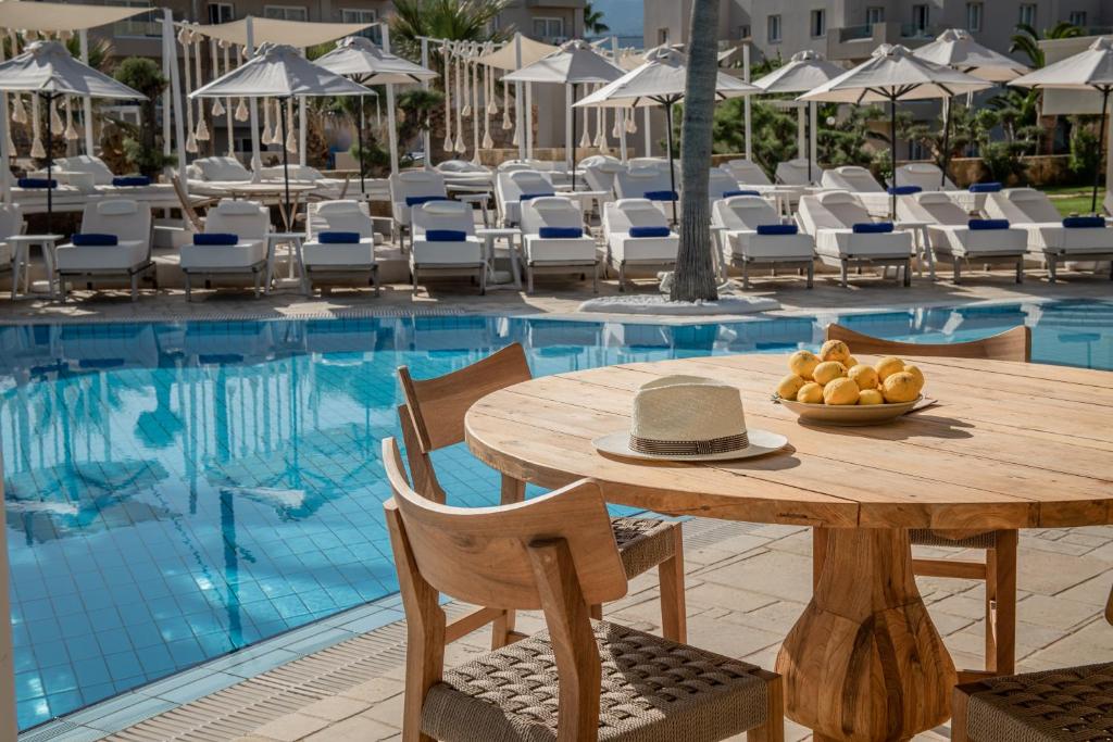Bazén v ubytování Parthenis Beach, Suites by the Sea nebo v jeho okolí