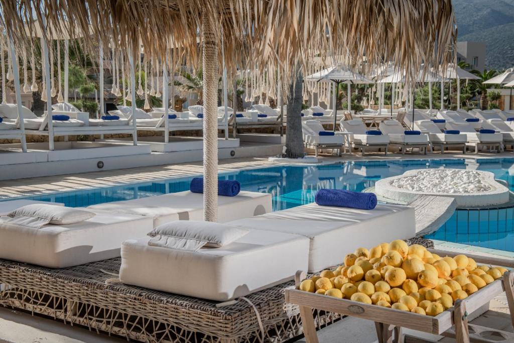 Bazén v ubytování Parthenis Beach, Suites by the Sea nebo v jeho okolí