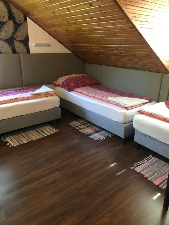 Postel nebo postele na pokoji v ubytování Marika Vendégház