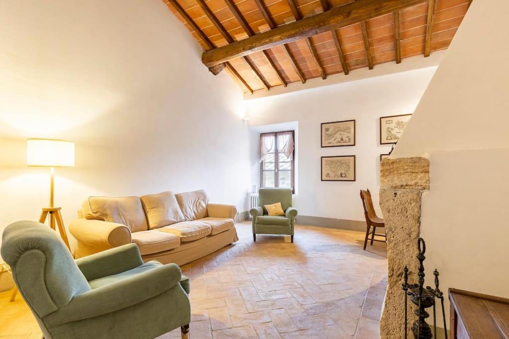 sala de estar con sofá y sillas en La Casa di Vignoni Alto, en Bagno Vignoni