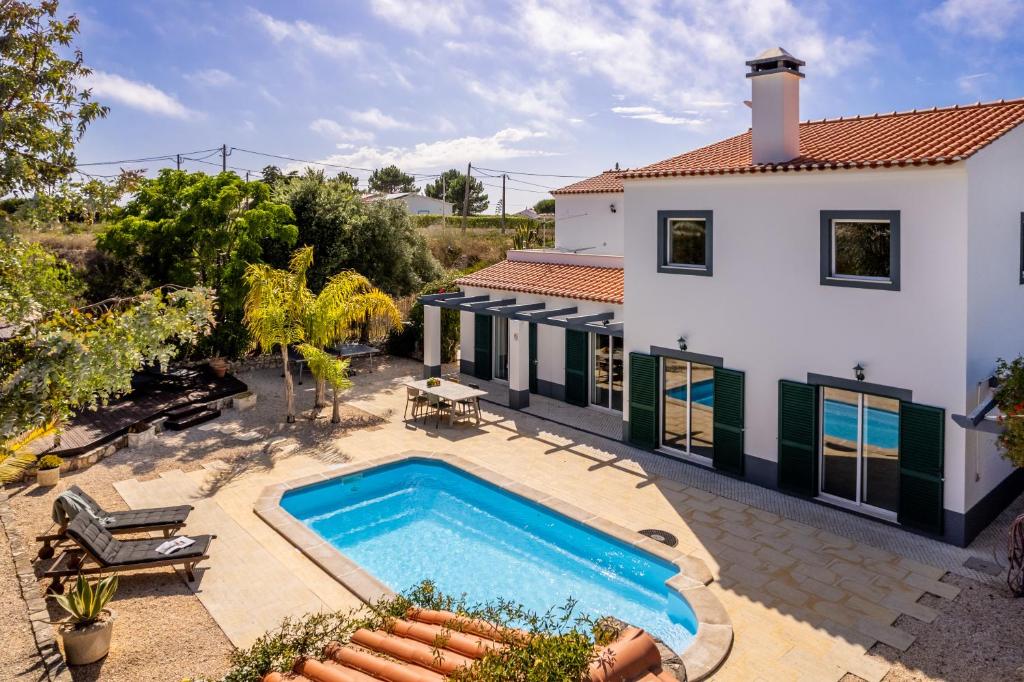 - Vistas al exterior de una casa con piscina en Casa Skip, en Aljezur