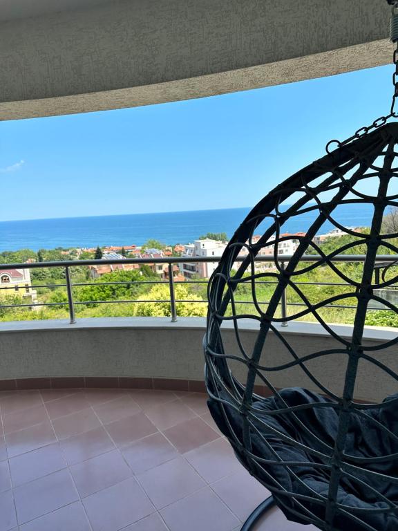 Una gran ventana con vista al mar. en Sun Gates Byala, en Byala