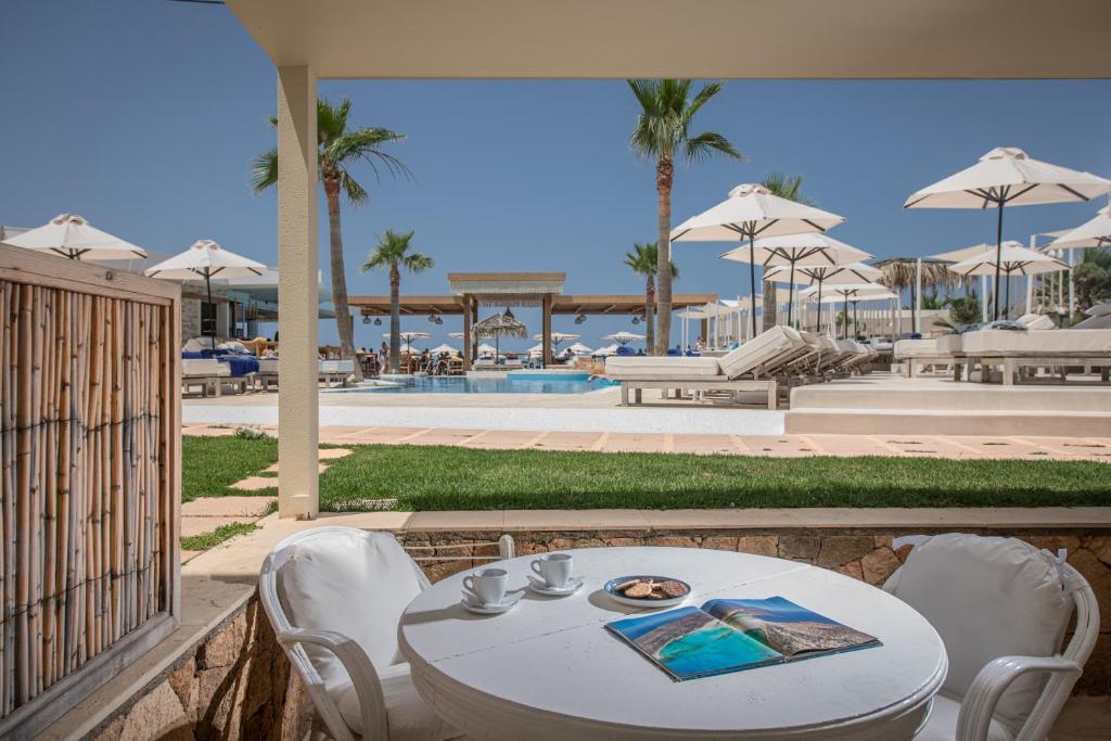 Bazén v ubytování Parthenis Beach, Suites by the Sea nebo v jeho okolí