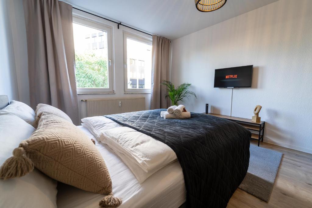 a bedroom with a bed with a teddy bear on it at Businessapartment Zentral & Modern nahe Hauptbahnhof, schnelles WLAN in Essen