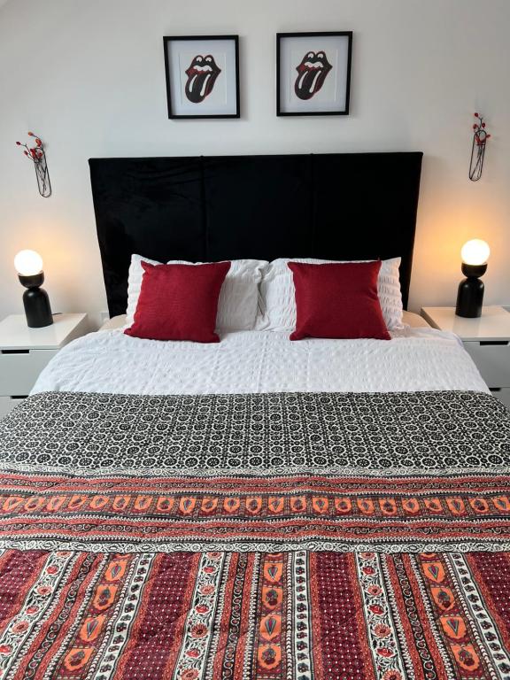 Comfortable ROOMS - Only 6-mins Walk From Underground Station