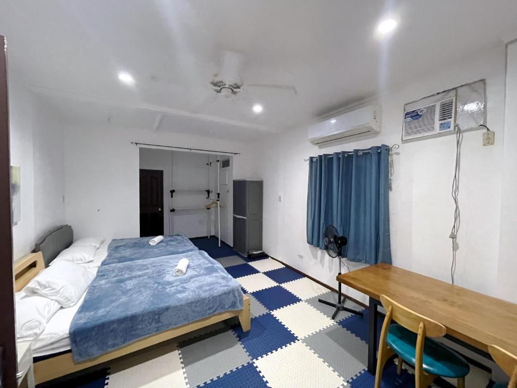 Best Inn Lahug客房内的一张或多张床位