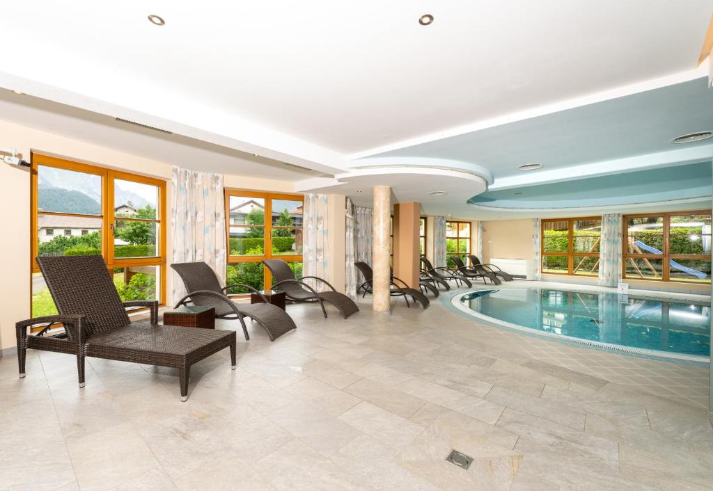 Bazén v ubytování Hotel Schwarzer Adler nebo v jeho okolí
