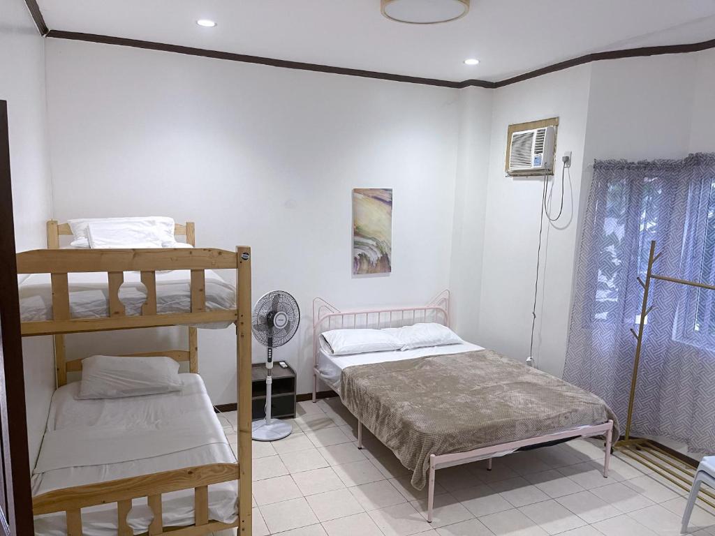 Best Inn Lahug客房内的一张或多张床位