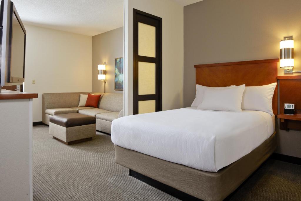 Hyatt Place Atlanta Buckhead - King Room With Sofa Bed And Accessible Tub - Disability Access