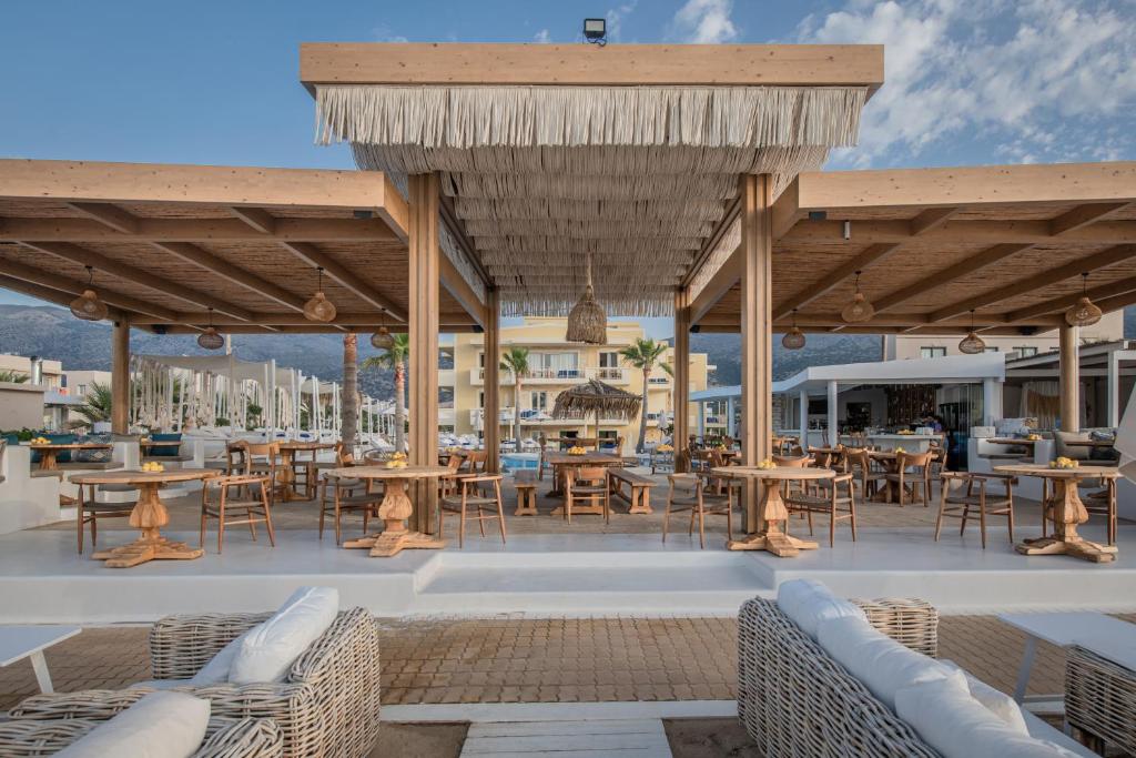Restaurace v ubytování Parthenis Beach, Suites by the Sea