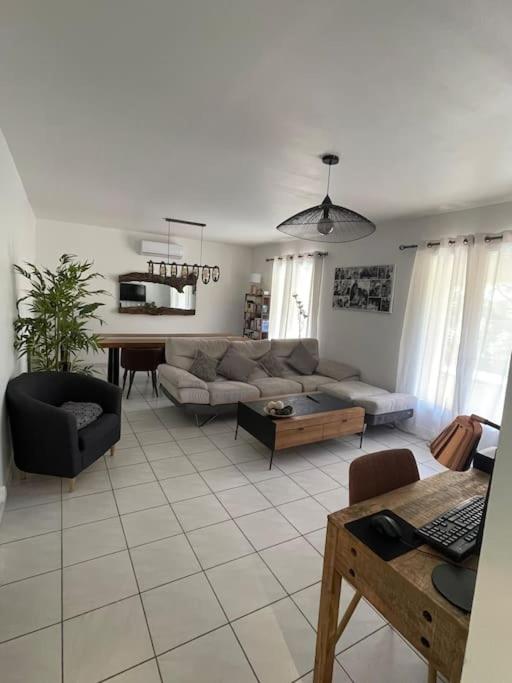 sala de estar con sofá y mesa en Belle Maison au calme avec piscine, en Jonquières