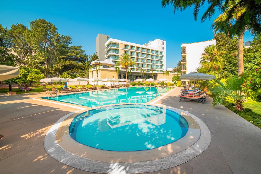 une piscine avec un hôtel en arrière-plan dans l'établissement Hotel Pia Bella, à Kyrenia