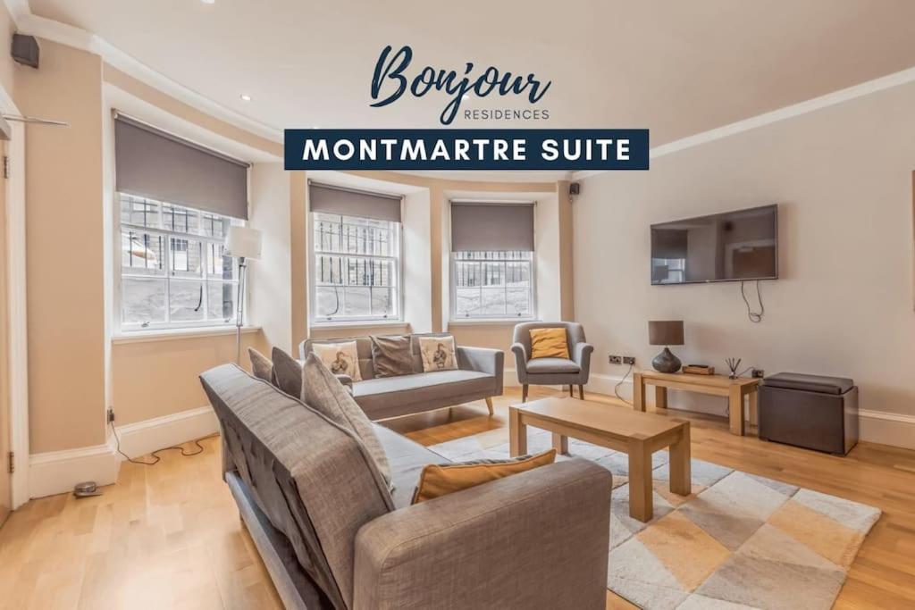 sala de estar con sofá y mesa en Montmartre Suite - New Town 3BR-3BA Main Door - Free Parking & Patio by Bonjour Residences Edinburgh, en Edimburgo