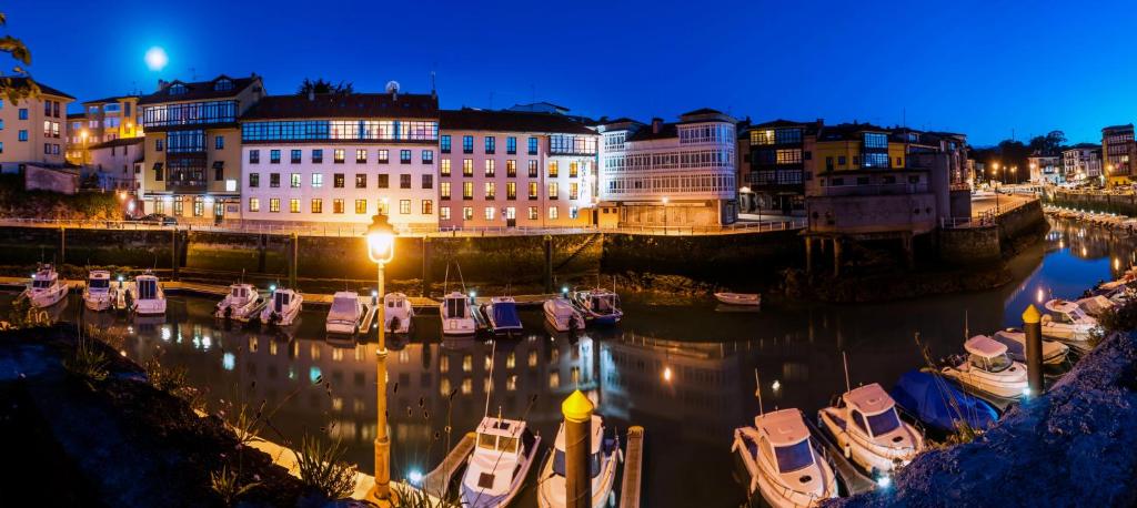 Výhled na řeku, která protéká v blízkosti hotelu