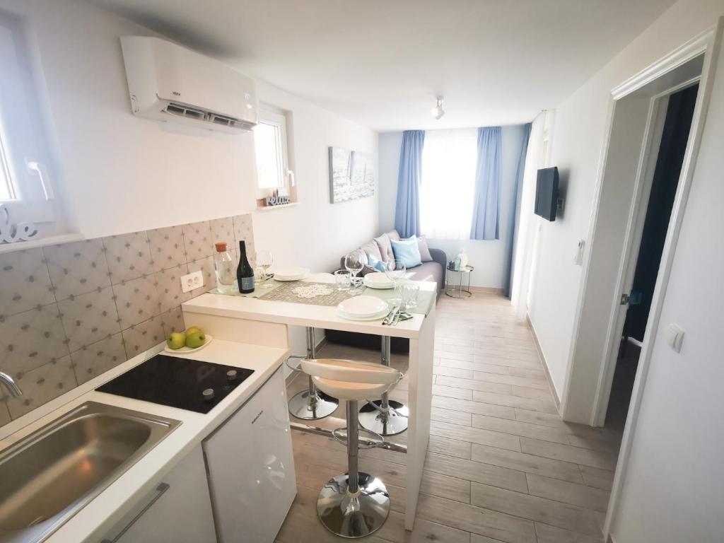 Kuchyňa alebo kuchynka v ubytovaní Rita Apartments - Sea-view apartment 2plus1