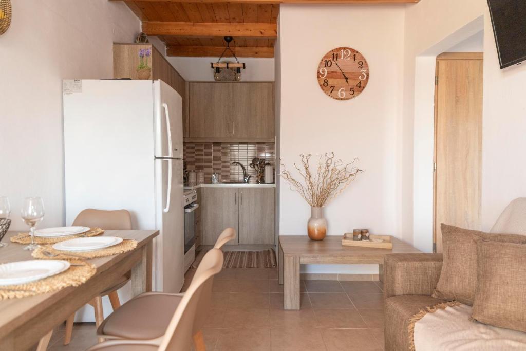 Kuchyň nebo kuchyňský kout v ubytování Emmanouela Apartment