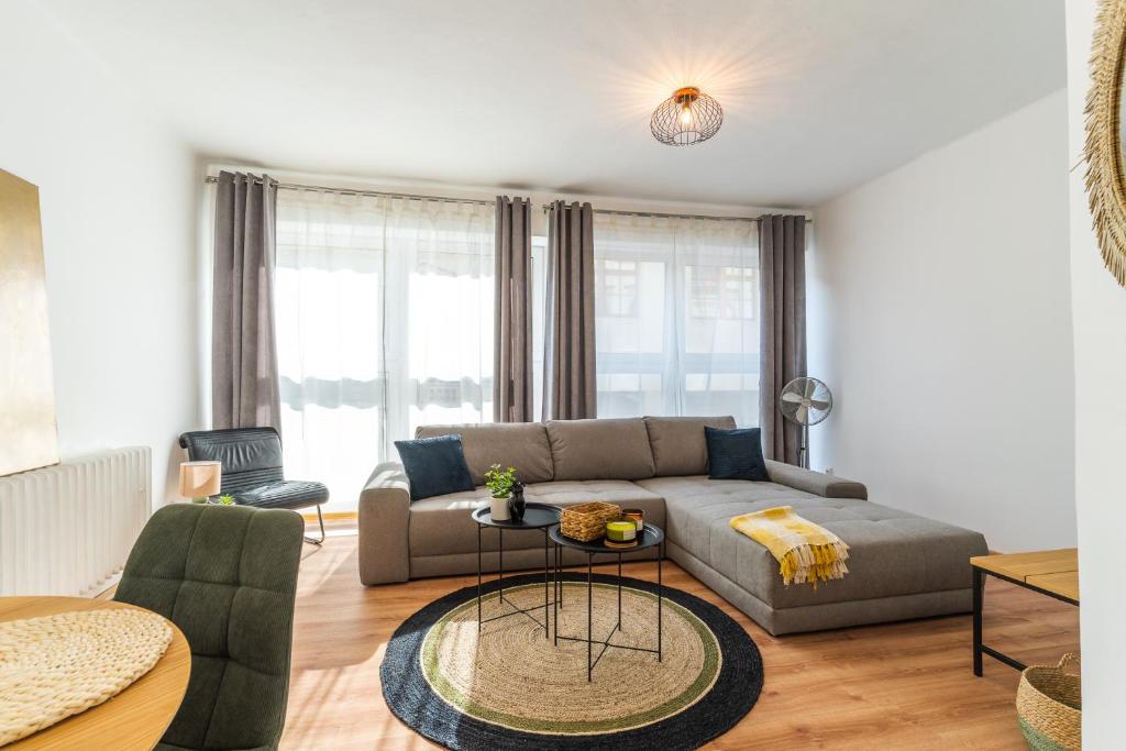 ein Wohnzimmer mit einem Sofa und einem Tisch in der Unterkunft Apartmány KRAKENS in Šumperk