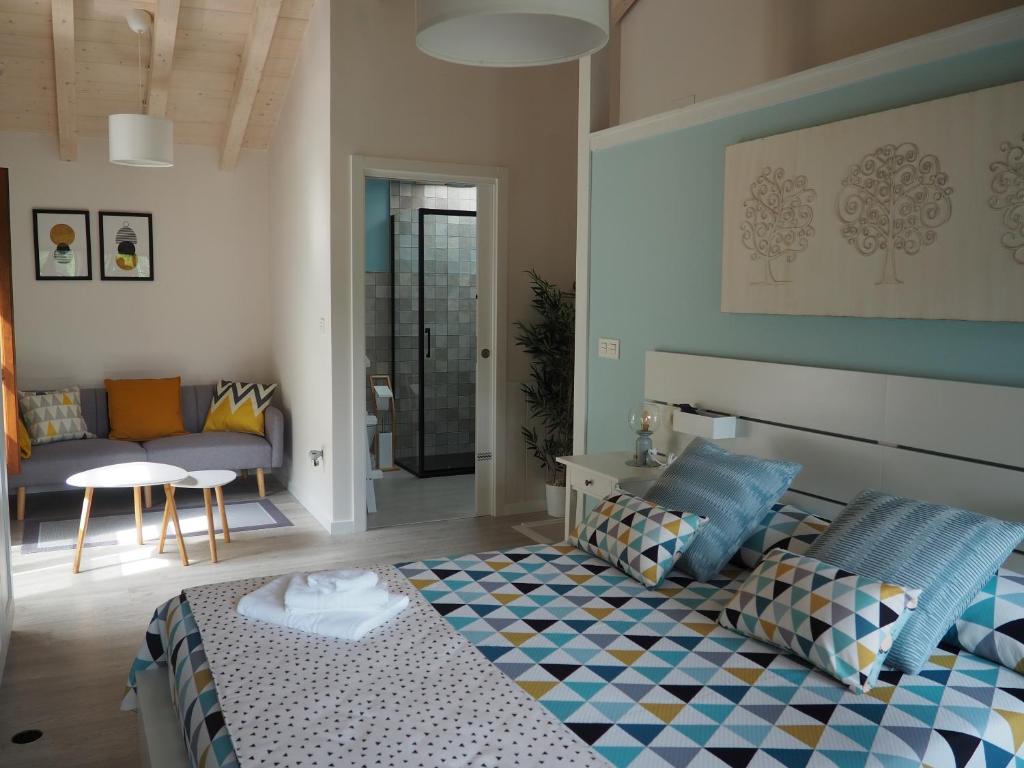 1 dormitorio con 1 cama y sala de estar en Casa gueli, en Cangas de Onís