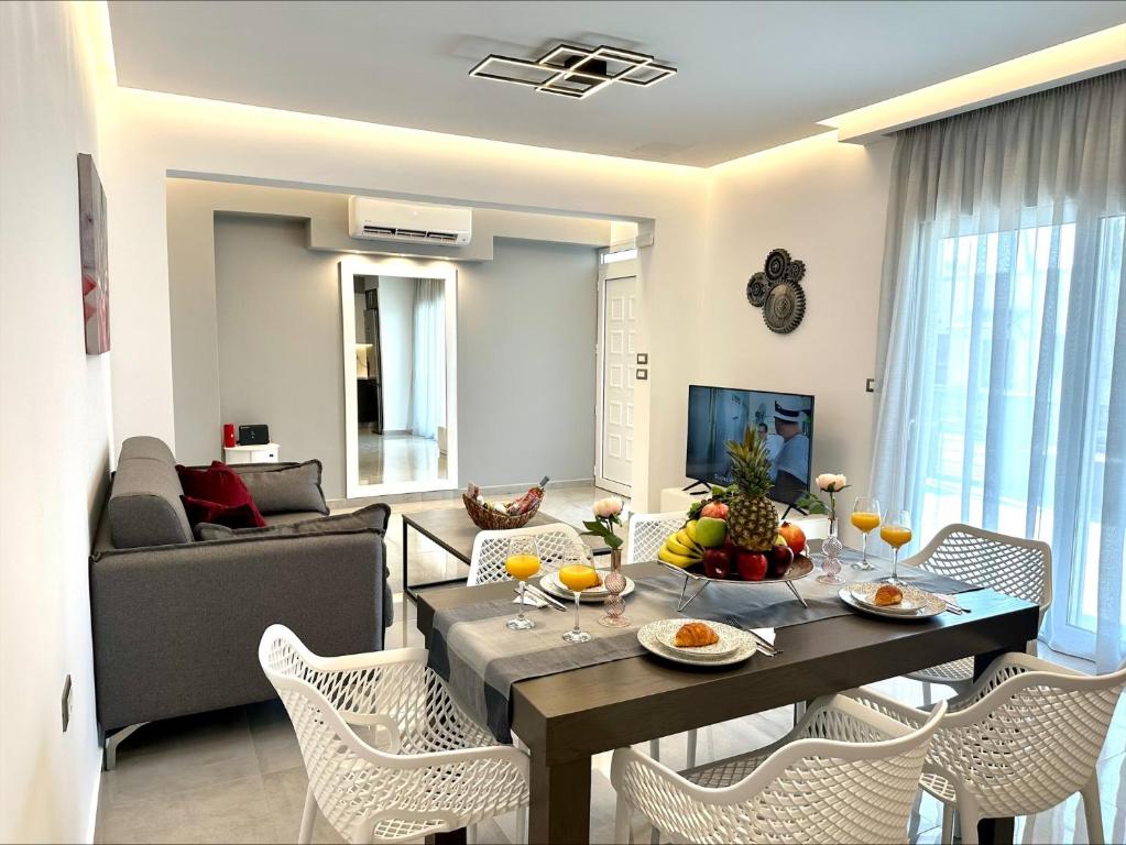 un soggiorno con tavolo e sedie di Flev's Luxury House with pool a Kremasti