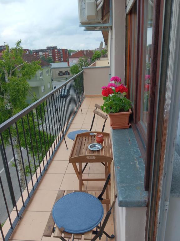 a balcony with a table and chairs on a balcony at Apartman Dunav in Vukovar