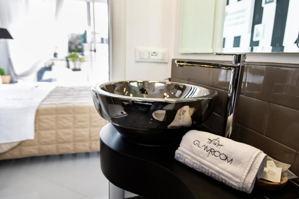 uma casa de banho com um lavatório no balcão em Glamroom Luxury Terrace em Roma