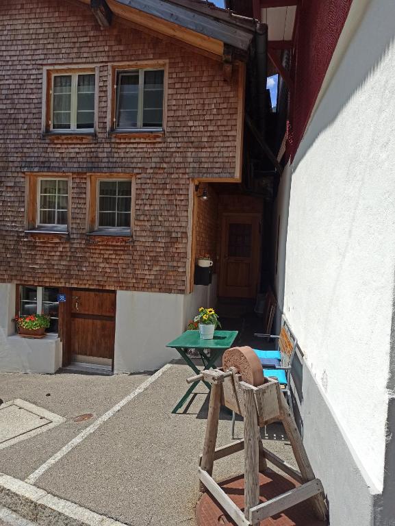 Ferienwohnung Unterdorf في غوشينن: فناء امام مبنى به طاولة