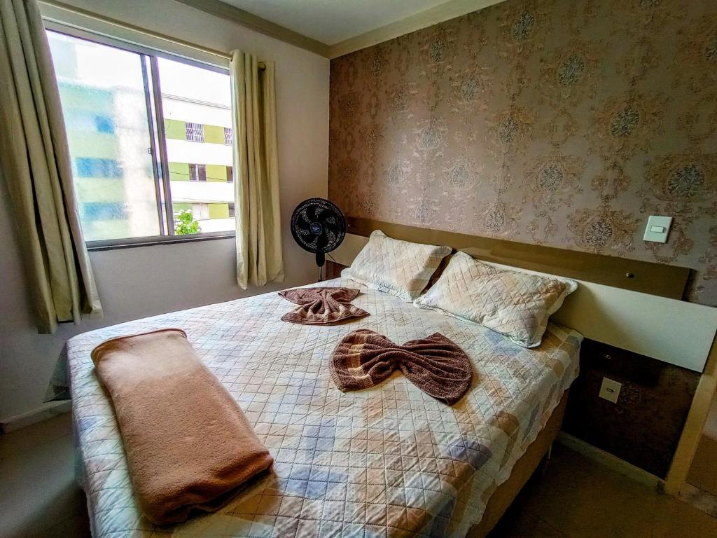 een slaapkamer met een bed met bogen erop bij Apartamento Aconchegante em Paulo Afonso in Paulo Afonso