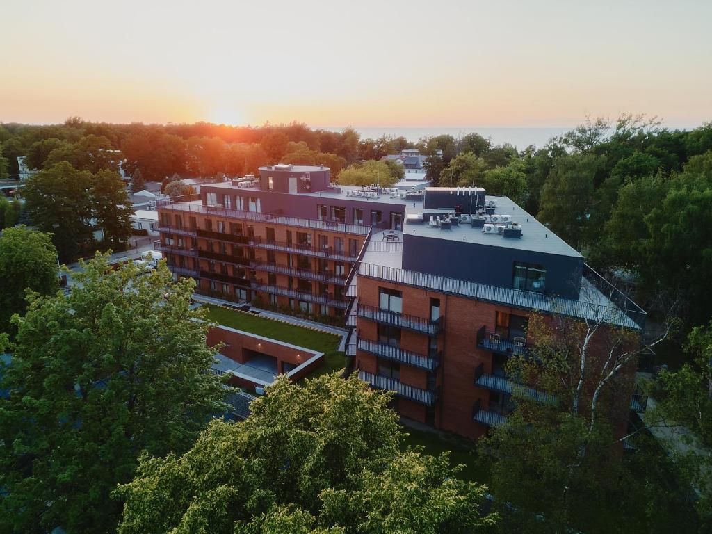 an overhead view of a building with the sunset in the background at Apartamenty Pilice in Jastrzębia Góra