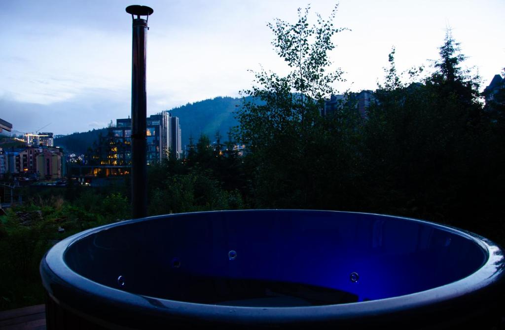 Nespecifikovaný výhled na hory nebo výhled na hory při pohledu z aparthotelu