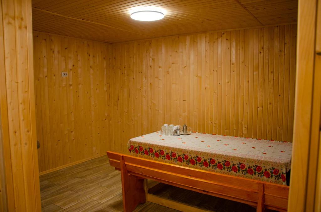 Zimmer mit einem Bett in einem Holzzimmer in der Unterkunft Ніка in Bukowel