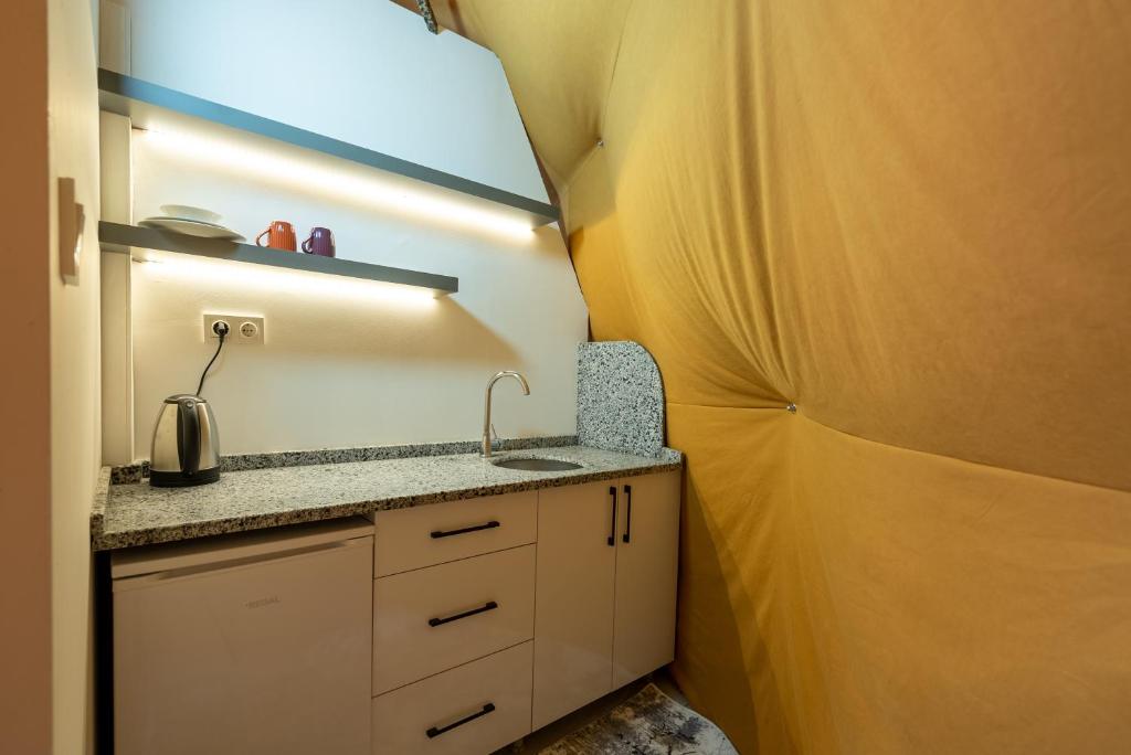 a small kitchen with a sink and a window at Yeşilçam Glamping in Çakırlar