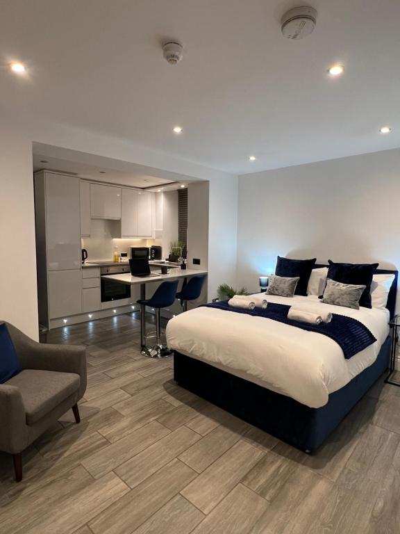 um quarto com uma cama grande e uma cozinha em Windsor Apartment em Brighton & Hove