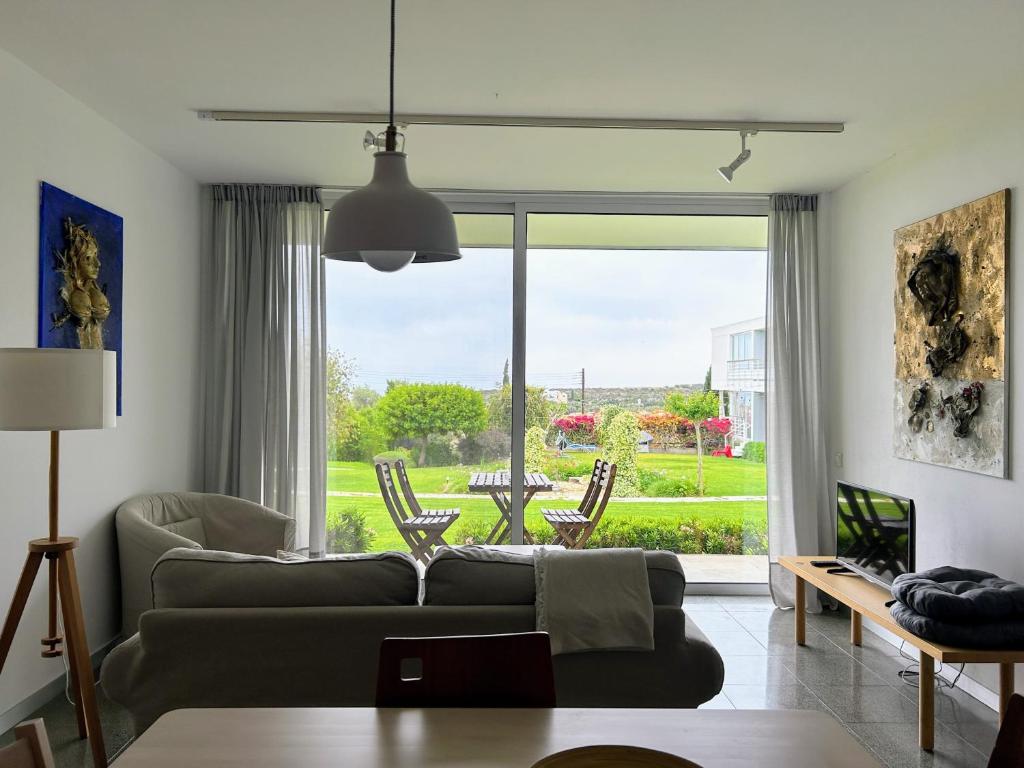 ArtbyPraXis - One-Bedroom Apartment
