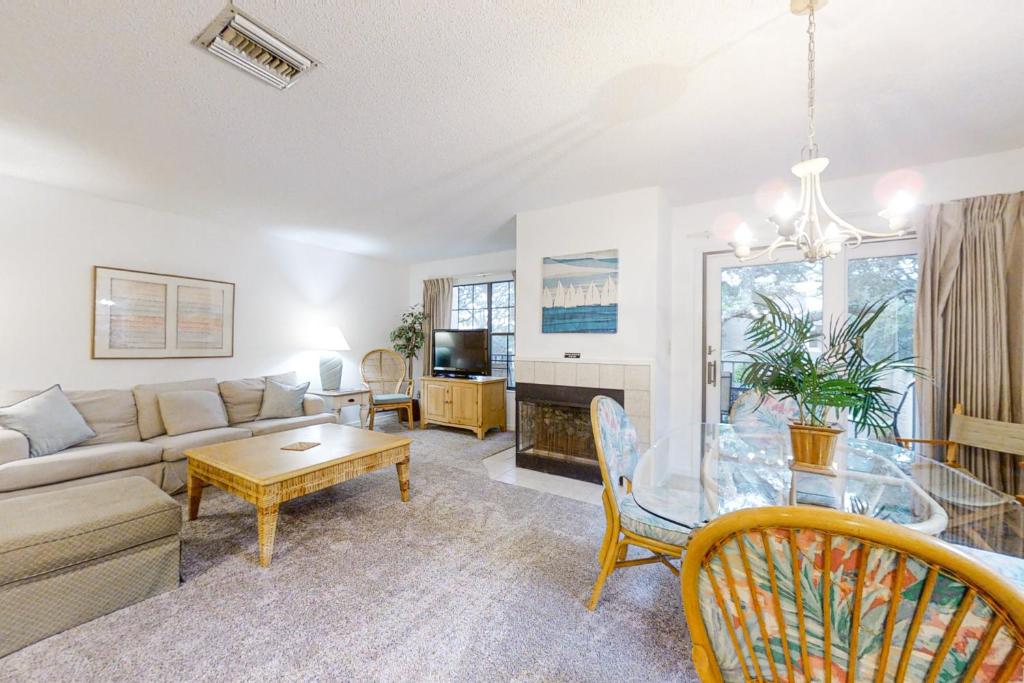 American BeachにあるTwo-story townhome with fast WiFi & pool - steps from the beachのソファとテーブルのあるリビングルーム