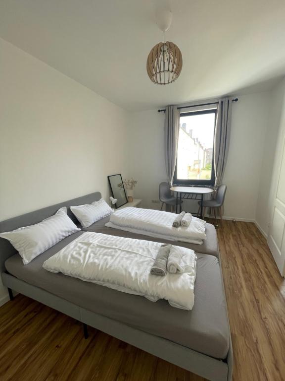 sypialnia z 2 łóżkami i oknem w obiekcie Cozy and central Apartment Lübeck w Lubece