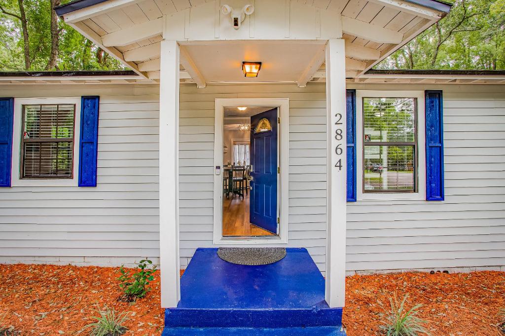 una casa con una porta blu e un portico di Riverside Hidden Gem W/ Triple Bunk Bed Mins to JAX DT/Riverside a Jacksonville