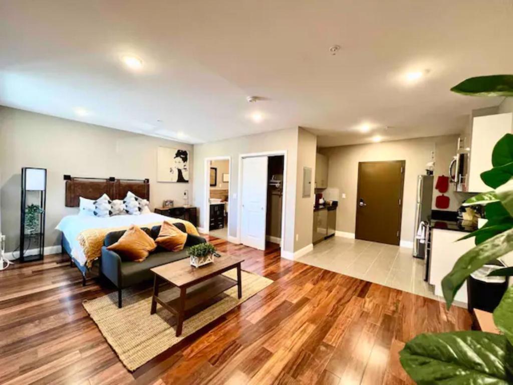een grote woonkamer met een bed en een tafel bij 402 Stylish luxe Apt at center city self check-in in Philadelphia