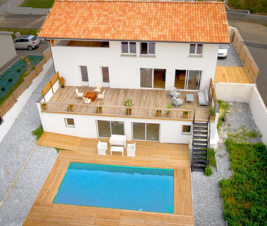 une vue aérienne d'une maison avec piscine dans l'établissement Maison au calme avec piscine, à Rivière-Saas-et-Gourby